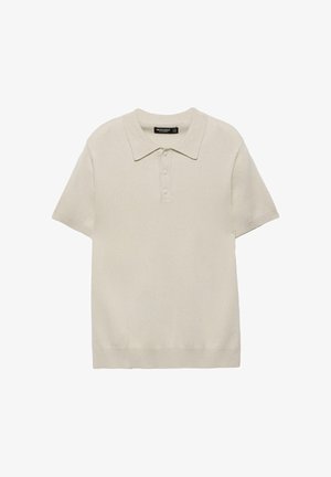 Tricou polo bej cu mâneci scurte, cu guler și trei nasturi, confecționat din țesătură tricotată, expus pe un fundal alb.