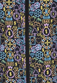 Neon kaszinó ikonok, többek között kockák, kártyák, zsetonok, dollárjelek, nyerőgép szimbólumok, gyümölcsök, valamint egy cipzár fut a középen fekete háttéren.