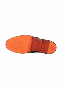 Suola in pelle nera con una superficie liscia e un accento arancione. Presenta un logo impresso e dettagli di cucitura lungo i bordi. Misura 37.