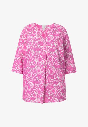 Růžová krátká halenka s světlým a tmavým květinovým vzorem, výstřihem do V a volným střihem.