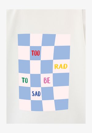 Grafisches T-Shirt mit einem hellbeigen Hintergrund, das ein blaues und pinkes kariertes Design zeigt. Der Text umfasst "TOO", "RAD", "TO", "BE" und "SAD" in verschiedenen Farben.