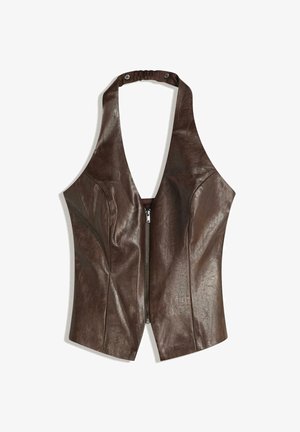 Brun faux læder halterneck top med dyb V-hals, tætsiddende design og lynlås foran. Stoffet har en glat, skinnende overflade.