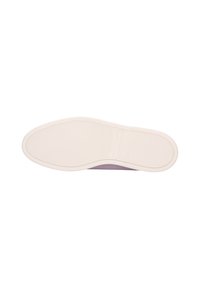 Semelle de chaussure en caoutchouc crème texturé avec un insert lilas lisse, de forme courbée et un détail de marque subtil.
