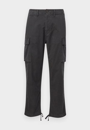 Pantaloni cargo neri con due tasche laterali, polsini con cordino regolabile, chiusura con bottone e una texture di tessuto liscia e resistente.