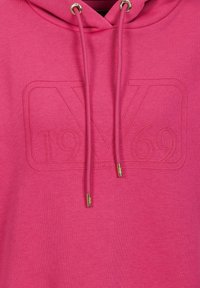 Rosa hoodie med en texturerad utskrift med "1969" och "ITALY." Inkluderar dragband med guldfärgade metallspetsar. Mjuk tyg.