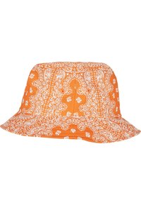 Pălărie portocalie cu boruri late, din material moale, cu un model alb paisley, cu coroană rotundă.