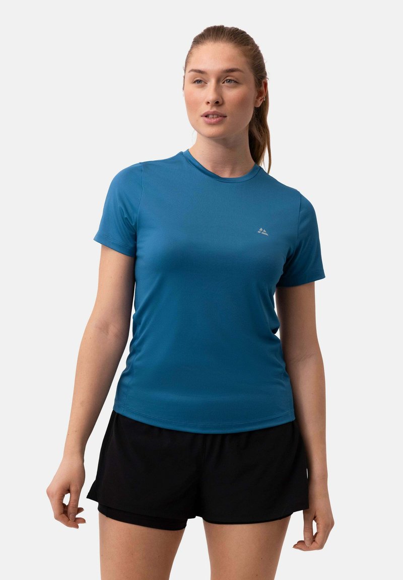 Kurzärmliges Sportshirt in strahlendem Blau, aus feuchtigkeitsableitendem Stoff, kombiniert mit schwarzen Sportshorts für einen eleganten Look.