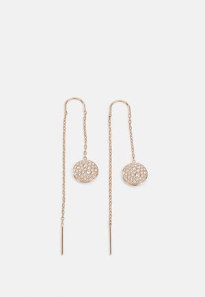 Orecchini in oro rosa con un design a catena lunga e pendenti circolari impreziositi da strass trasparenti, caratterizzati da bordi lisci e hardware minimale.