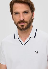 s.Oliver MIT V-AUSSCHNITT - Poloshirt - weiß