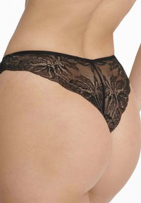 Czarny koronkowy string z kwiatowymi wzorami, półprzezroczysta faktura i elastyczny pas, z atrakcyjnym krojem i minimalnym zakryciem z tyłu.