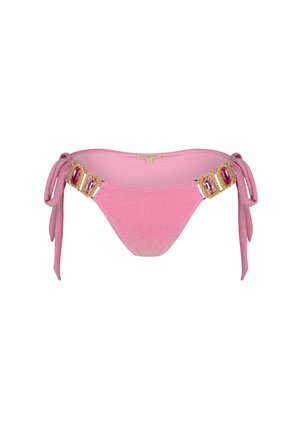 Fondo di bikini rosa con una texture lucida, dotato di lacci regolabili ai lati e decorato con gemme rettangolari incastonate in cornici dorate.