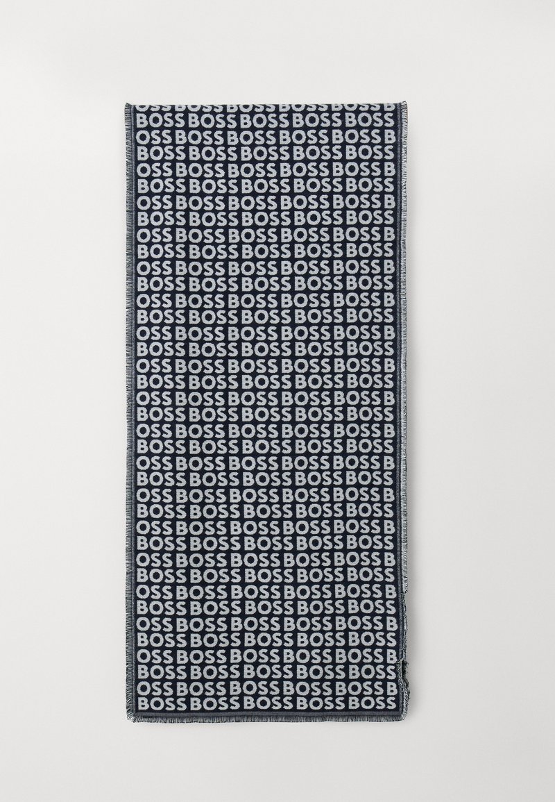 Écharpe noire avec un motif répétitif du mot "BOSS" en gris clair contrasté, d'une texture douce et avec des bords finis.