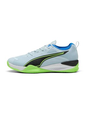 Chaussure de sport gris clair avec des détails noirs et verts néon, semelle vert néon, doublure intérieure bleue et languette au talon.