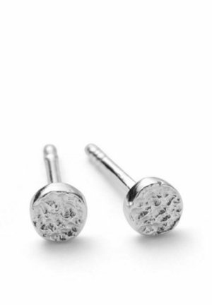 Para małych, okrągłych srebrnych kolczyków na sztyft z teksturowaną, młotkowaną powierzchnią na białym tle.