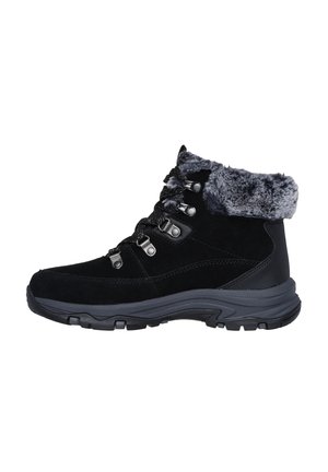 Bottes de randonnée noires avec une tige en daim et un col en fausse fourrure. Comprend des œillets en métal, des fermetures à lacets et une semelle en caoutchouc texturé pour une meilleure adhérence.