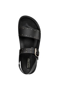 Sandalo in pelle nera con due cinghie, caratterizzato da borchie dorate e una fibbia. Texture liscia con una soletta sagomata e design con punta aperta.