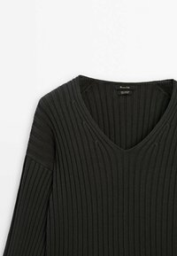 Pull en maille côtelée gris foncé avec col en V et manches longues, fabriqué en 100 % coton.
