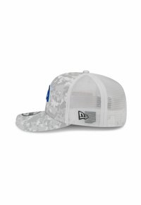 Graue Camouflage-Cap mit einem weißen Mesh-Rücken, ausgestattet mit einem schwarzen Logo an der Seite und einem soliden blauen Akzent an der Vorderseite. Snapback-Verschluss.