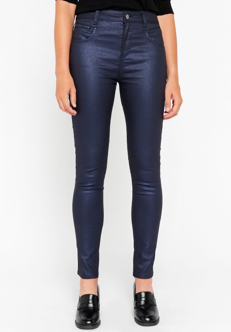 Tummansinisiä metallinhohtoisia verkkareita, joissa on slim fit -lahkeet, etutaskut ja nappisulku. Sujuva pinta, jossa on hieno kiilto.