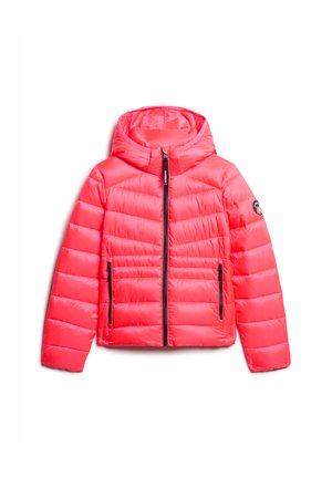 Chaqueta acolchada rosa con capucha, que cuenta con un cierre frontal de cremallera, dos bolsillos con cremallera y secciones cosidas horizontalmente para aislamiento.