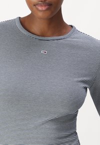 Svart och vit randig långärmad skjorta med rund halsringning och liten logotyp på bröstet. Tillverkad av mjukt bomullsmaterial.