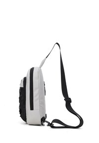 Borsa a spalla in tessuto grigio e nero, con un design rettangolare elegante, tracolla regolabile, tasca frontale con zip e dettagli laterali texturizzati.