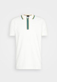 Polo shirt blanc avec un court zip, accents turquoise et jaune, col côtelé et manches courtes. Texture de tissu lisse.