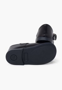 Schwarze Schuhe mit einem glatten Lederoberteil, runder Spitze, verstellbarem Riemen und strukturiertem Gummisohle. Von der Seite und von unten angezeigt.