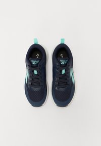 Chaussures de sport bleu marine avec mesh, accents turquoise et semelle blanche. Les caractéristiques comprennent des lacets, des languettes de traction et un détail texturé sur la tige.