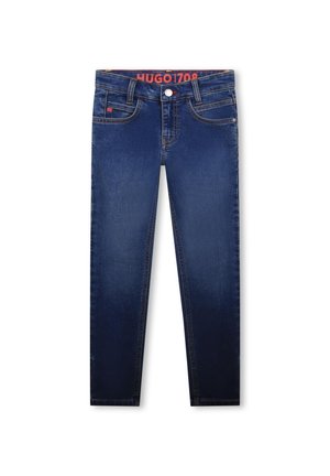 Mørkeblå slim-fit jeans med fem lommer, knaplukning og "HUGO 1708" trykt i orange på indersiden af linningen.
