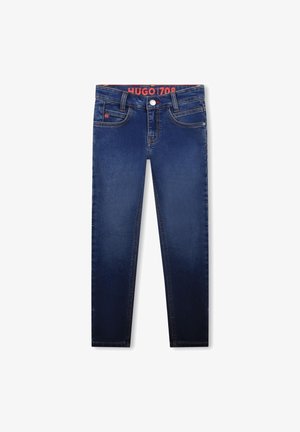 Jean slim bleu foncé à cinq poches, fermeture par bouton, avec « HUGO 1708 » imprimé en orange à l'intérieur de la ceinture.