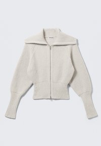 Hellgrauer, verkürzter Pullover mit grobem Rippmuster, großem Kragen, vollem Reißverschluss und voluminösen Ärmeln für eine bequeme Passform.
