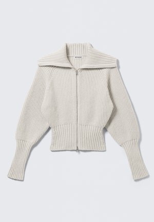 Lys grå cropped sweater med en bred ribbet tekstur, stor krave, fuld lynlås og voluminøse ærmer for en behagelig pasform.