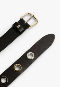 Cintura in pelle nera con fibbia in metallo dorato, occhielli in argento e dettagli dorati, texture liscia e un dettaglio a forma di teschio sulla fibbia.