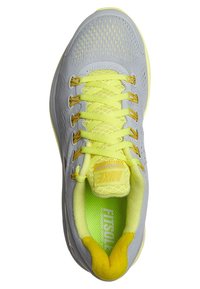 Chaussure de running Nike gris clair et jaune vif avec empeigne en mesh, lacets jaunes, col rembourré et texte visible sur la semelle intérieure FITSOLE.
