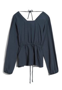 Mörkgrå långärmad topp med fyrkantig halsringning, rynkad midja och knytbaksdetalj. Har lösa ärmar och peplumslut. Mjuk tygkvalitet.