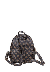 Mochila de cuero negra con patrón de monograma dorado, forma redondeada, asas superiores dobles y correa para el hombro ajustable. Cierre de cremallera visible.