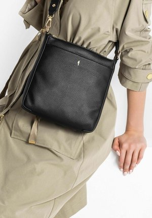 Czarna skórzana torebka typu crossbody w kształcie kwadratu z teksturowaną powierzchnią, złotym okuciem i regulowanym paskiem. Gładkie, minimalistyczne detale.