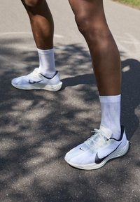 PEGASUS PLUS - Zapatillas running asfalto - white/anthracite/blue