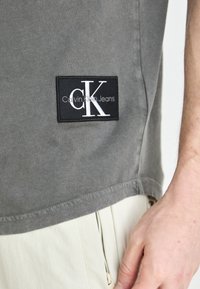 Calvin Klein Jeans WASHED MONOLOGO BADGE TEE - Basic póló - endless grey