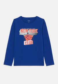 Maglietta blu a maniche lunghe con scollatura rotonda, caratterizzata da una stampa grafica con la scritta "NEW YORK CLUB" e un design di un pallone da basket in arancione e nero.