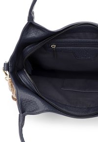 Sac à main en cuir bleu marine avec une finition texturée, équipé d'une poche intérieure zippée et d'une doublure en tissu doux. Comprend une poignée décorative.