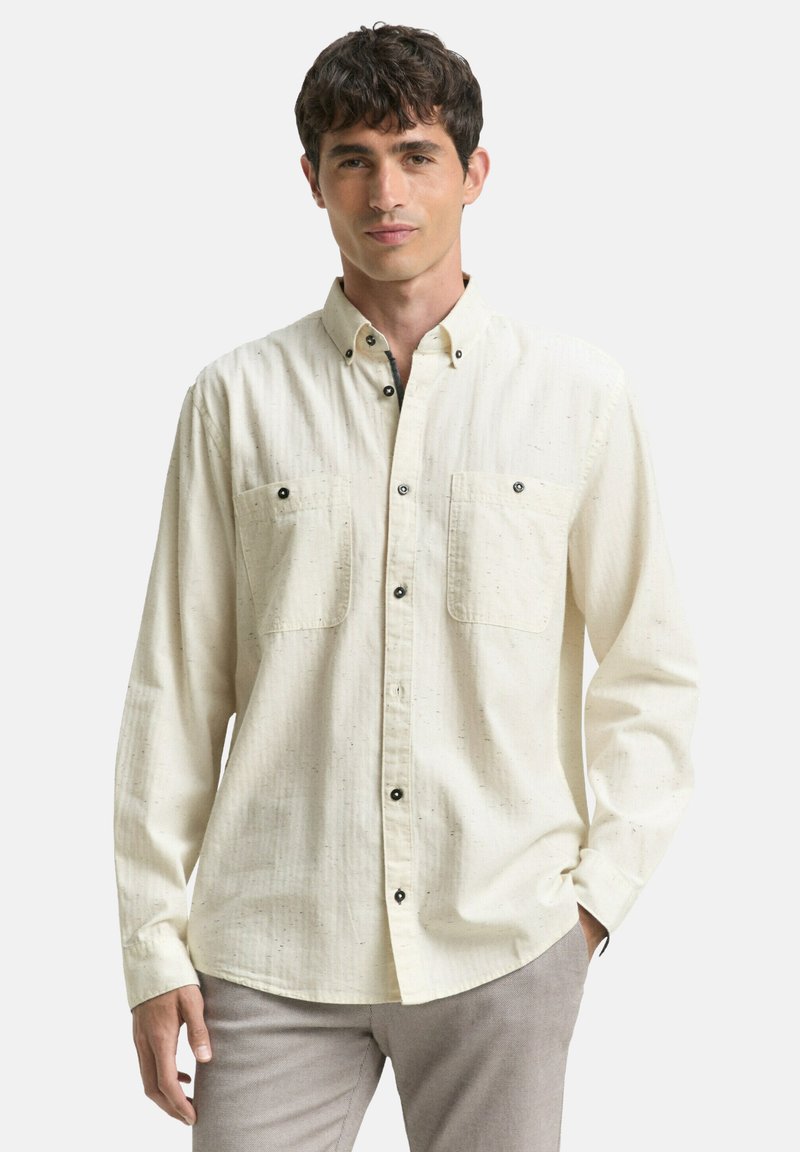 Cremefarbenes Langarmhemd mit einem Button-Down-Kragen, zwei Brusttaschen, schwarzen Knöpfen und einem strukturierten Stoffmuster.