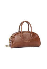 Bruine leren handtas met een ronde vorm, twee bovenhandvatten, een gouden logo en een afneembare kettingriem voor crossbody gebruik.
