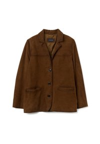 Chaqueta de ante marrón con cuatro botones negros, solapa muestrada, dos bolsillos frontales y una textura suave. Diseño ligeramente sobredimensionado.