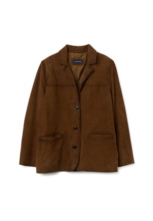 Chaqueta de ante marrón con cuatro botones negros, solapa muestrada, dos bolsillos frontales y una textura suave. Diseño ligeramente sobredimensionado.