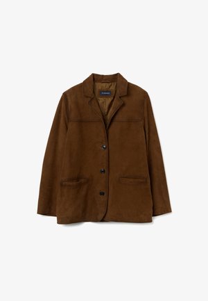 Chaqueta de ante marrón con cuatro botones negros, solapa muestrada, dos bolsillos frontales y una textura suave. Diseño ligeramente sobredimensionado.