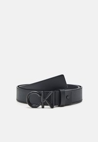 Cinturón de cuero negro que presenta una textura suave, un diseño delgado y una hebilla negra de CK prominente.