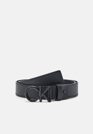 Calvin Klein, Pas