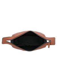 Bolsa de cuero marrón con cierre de cremallera, que presenta una textura exterior suave y un interior de tela negra sin compartimentos adicionales.